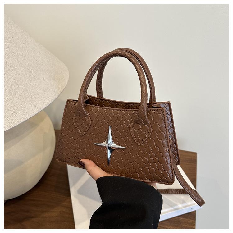 Personality trend fashion commuter texture women s bag 2025 simple foreign style shoulder crossbody portable small square bag светло-коричневого
Personality trend fashion commuter texture women s bag 2025 simple foreign style shoulder crossbody portable small square bag светло-коричневого