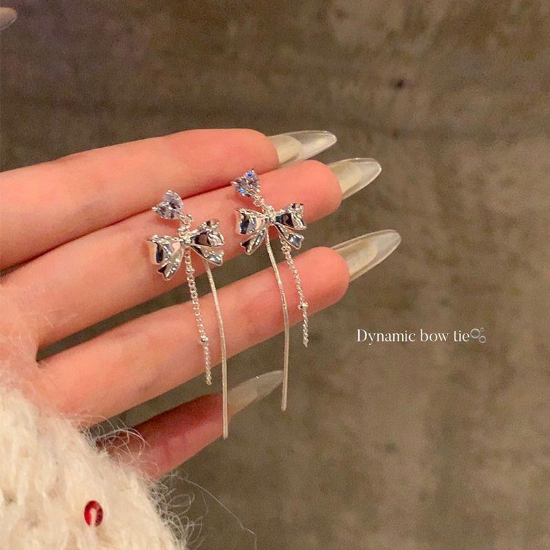 Сладкий Сигнал ~ Сверкающие Циркониевые Серьги-Кисточки с Бантиком в Виде Сердца Любовь Темпераментные Входные Люкс Серьги Серьги-Пуссеты Женские Клипсы для Ушей Без Прокола S925 tremella needle-tassel earrings a pair
Сладкий Сигнал ~ Сверкающие Циркониевые Серьги-Кисточки с Бантиком в Виде Сердца Любовь Темпераментные Входные Люкс Серьги Серьги-Пуссеты Женские Клипсы для Ушей Без Прокола S925 tremella needle-tassel earrings a pair