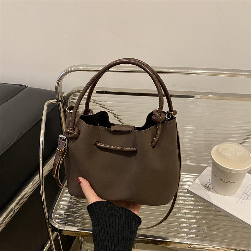 Popular pleated high-end texture fashion shoulder bag women s new retro versatile design sense niche casual messenger bag
Popular pleated high-end texture fashion shoulder bag women s new retro versatile design sense niche casual messenger bag