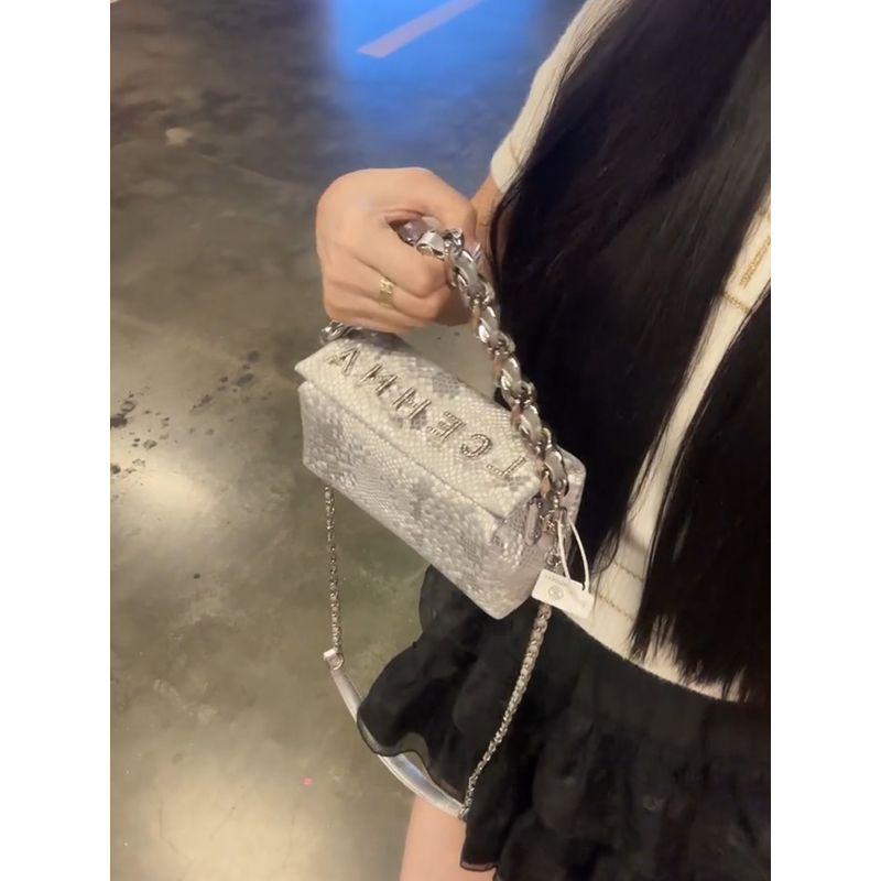 Women s Bag 2025 New Summer Super Popular Silver Chain Handbag Light Luxury Niche High-Grade Feeling Tong Qin Messenger Bag Silver
Women s Bag 2025 New Summer Super Popular Silver Chain Handbag Light Luxury Niche High-Grade Feeling Tong Qin Messenger Bag Silver