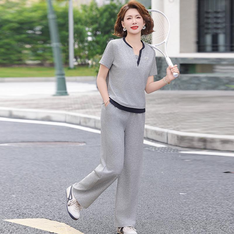 Short-Sleeve Striped Sportswear Set: Casual, Loose, Stylish Suit with Small Lapel for Middle-aged and Elderly Women (40+). XL (suggested weight 48-55kg)
Short-Sleeve Striped Sportswear Set: Casual, Loose, Stylish Suit with Small Lapel for Middle-aged and Elderly Women (40+). XL (suggested weight 48-55kg)