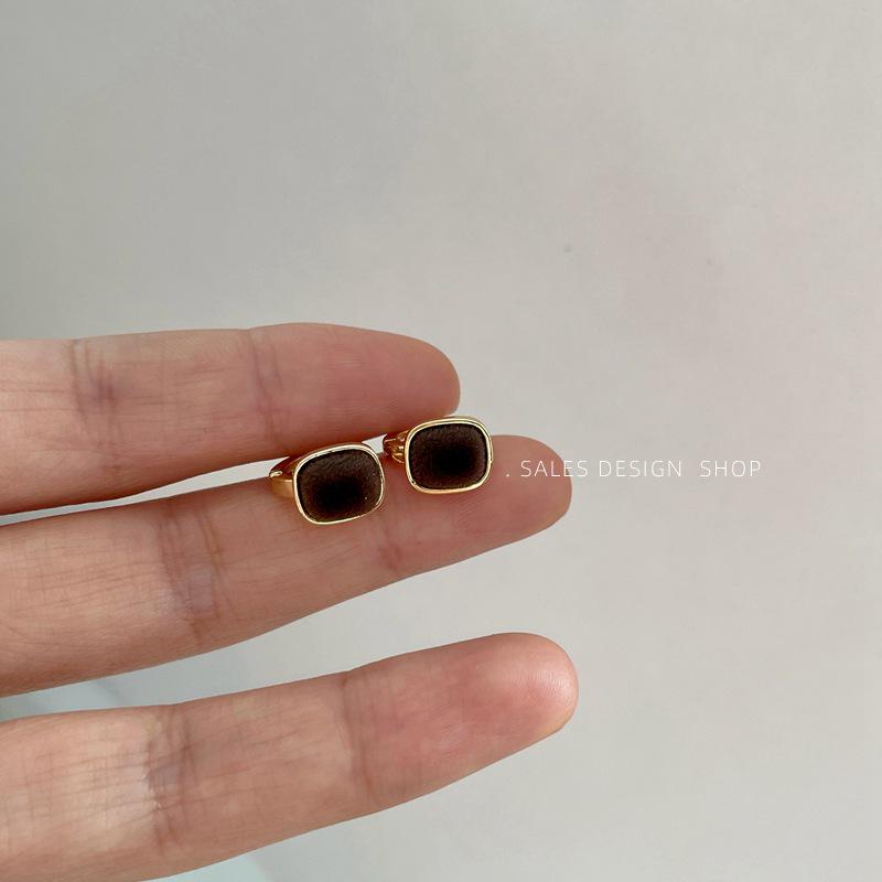 Elegant Korea Dongdaemun Autumn/Winter Flocked Ear Cuffs: Exquisite Fashion Earrings & Versatile Accessories
Elegant Korea Dongdaemun Autumn/Winter Flocked Ear Cuffs: Exquisite Fashion Earrings & Versatile Accessories