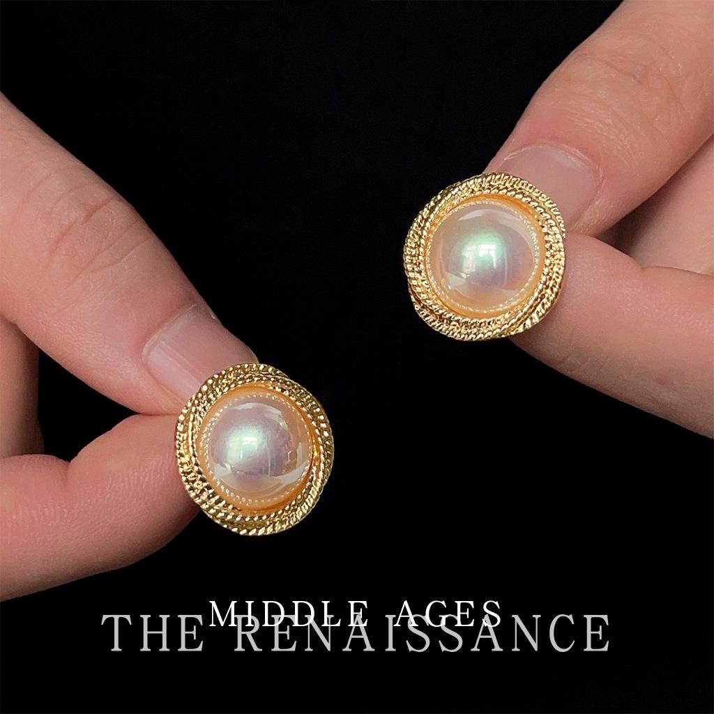 Light medieval Hepburn style pearl temperament stud earrings cross twist round earrings women
Light medieval Hepburn style pearl temperament stud earrings cross twist round earrings women