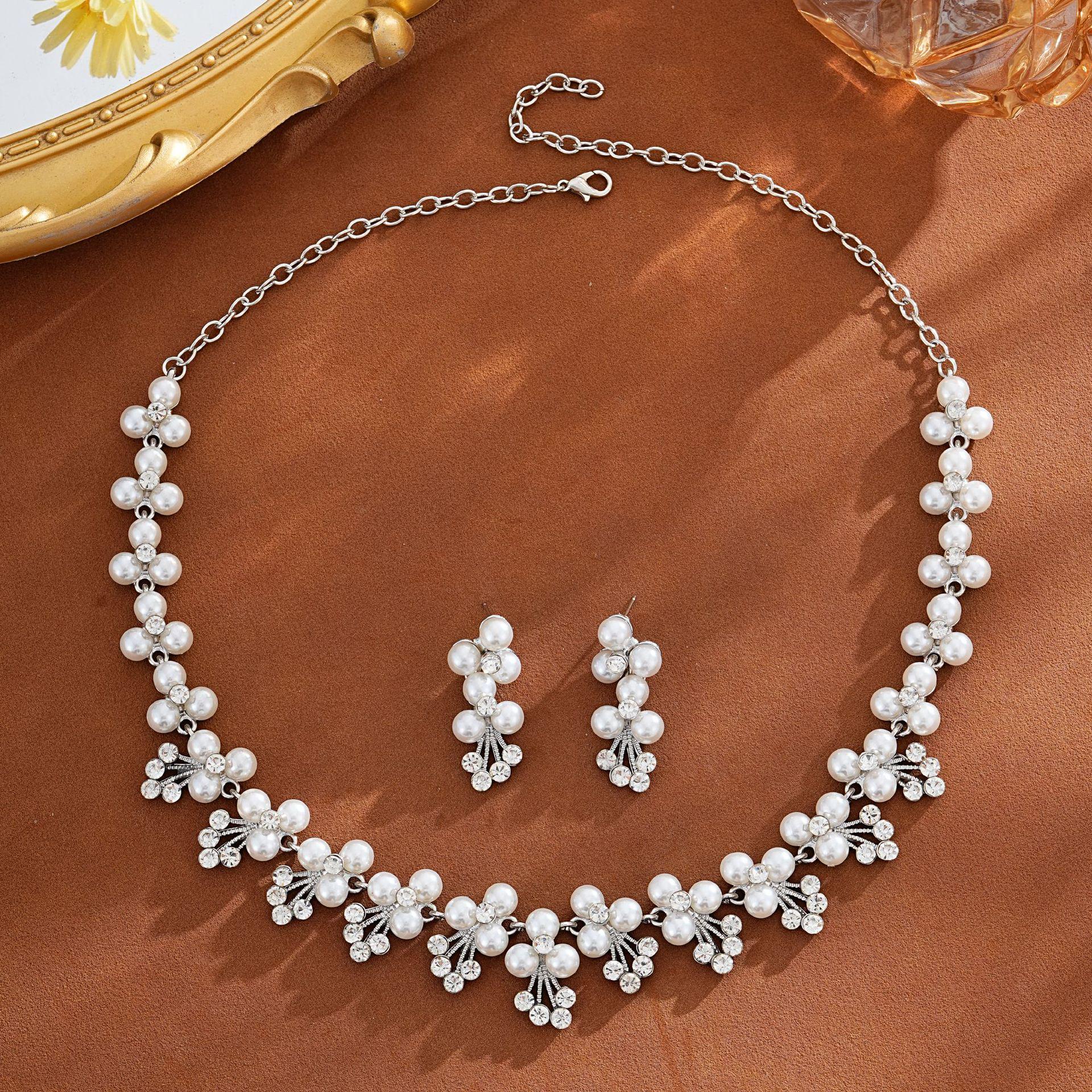 European and American Pearl Necklace and Earring Set - Ladies Evening Dress Accessories
European and American Pearl Necklace and Earring Set - Ladies Evening Dress Accessories
