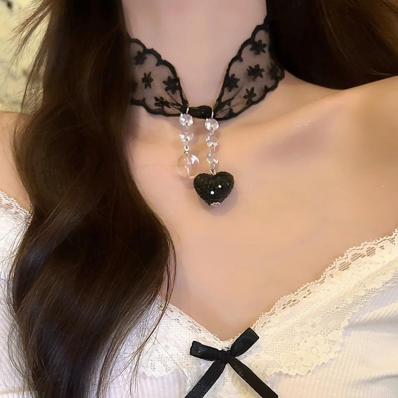 Stylish and elegant zircon love pendant, lace necklace, sweet and gentle light luxury temperament, high-end collarbone chain
Stylish and elegant zircon love pendant, lace necklace, sweet and gentle light luxury temperament, high-end collarbone chain
