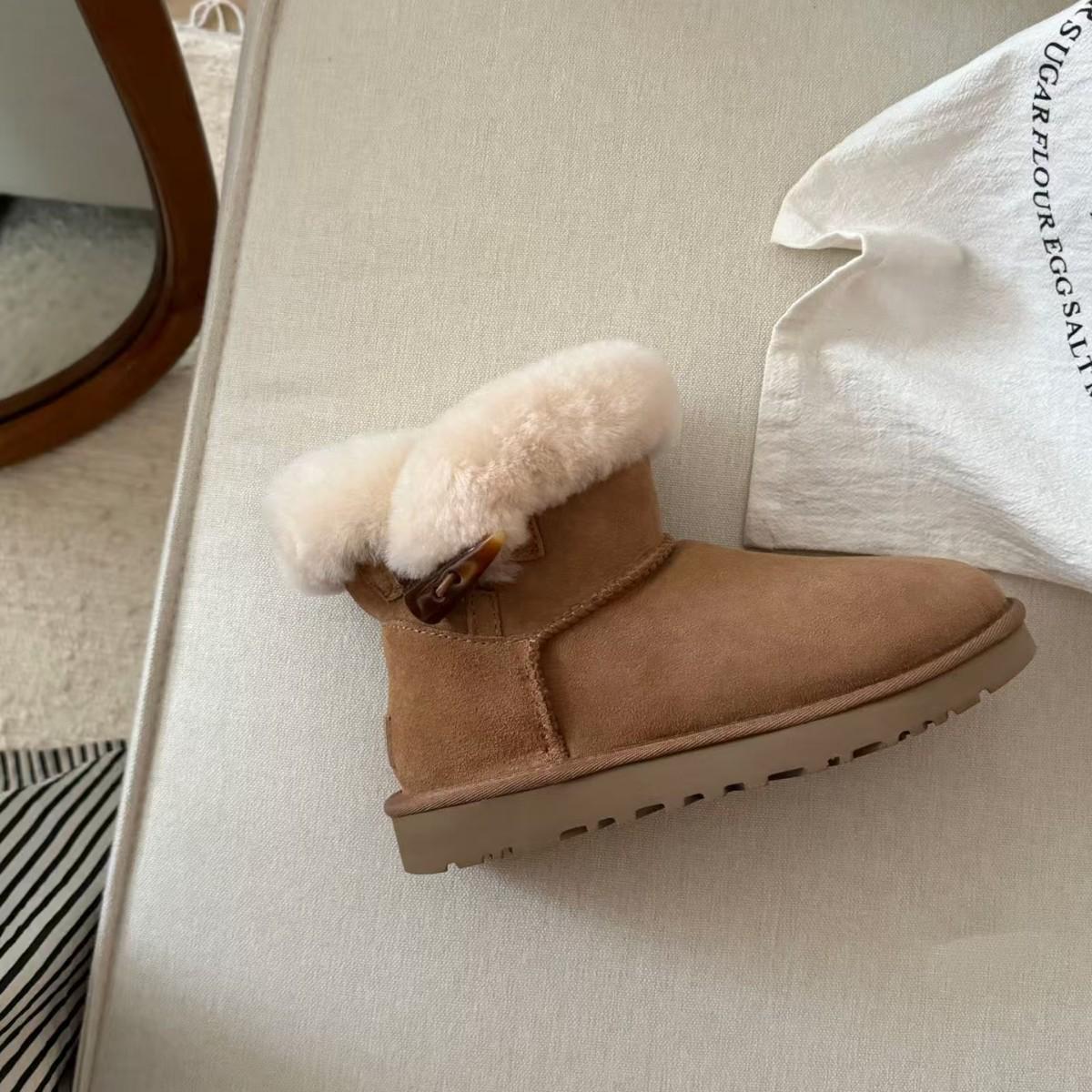 Sheepskin Wool Snow Boots with Toggle Three-Button Design 40
Sheepskin Wool Snow Boots with Toggle Three-Button Design 40