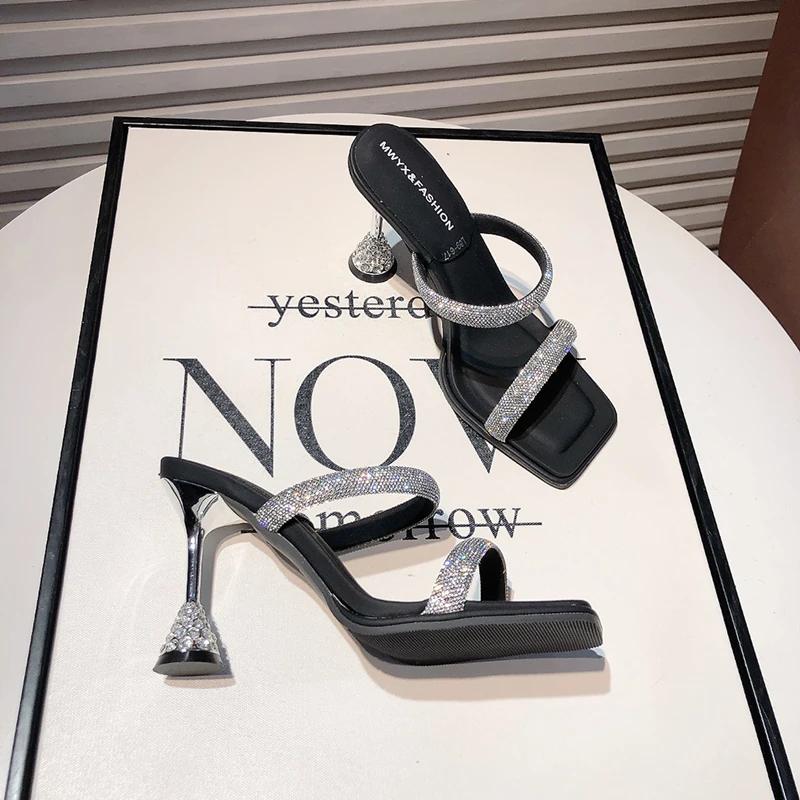 Летние хрустальные шлепанцы с узким ремешком для женщин, модные, с открытым носком, элегантные, для вечеринок, на высоком каблуке 39 чёрный
Летние хрустальные шлепанцы с узким ремешком для женщин, модные, с открытым носком, элегантные, для вечеринок, на высоком каблуке 39 чёрный