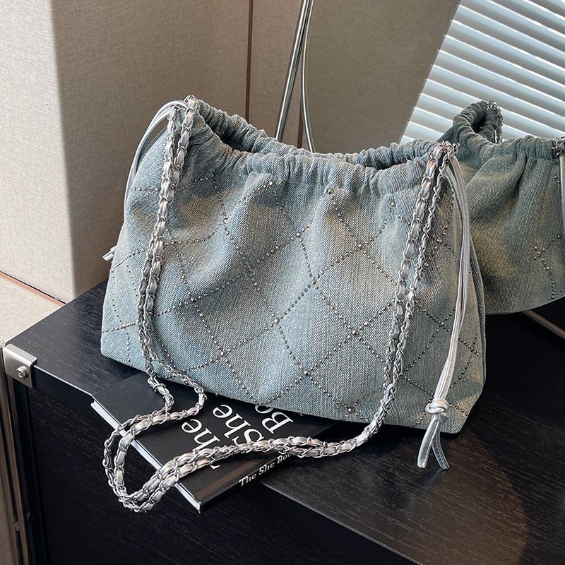 Роскошная дизайнерская женская сумка через плечо Diamond Denim, новая винтажная сумка большой вместимости, повседневная модная сумка-ведро с цепочкой
Роскошная дизайнерская женская сумка через плечо Diamond Denim, новая винтажная сумка большой вместимости, повседневная модная сумка-ведро с цепочкой