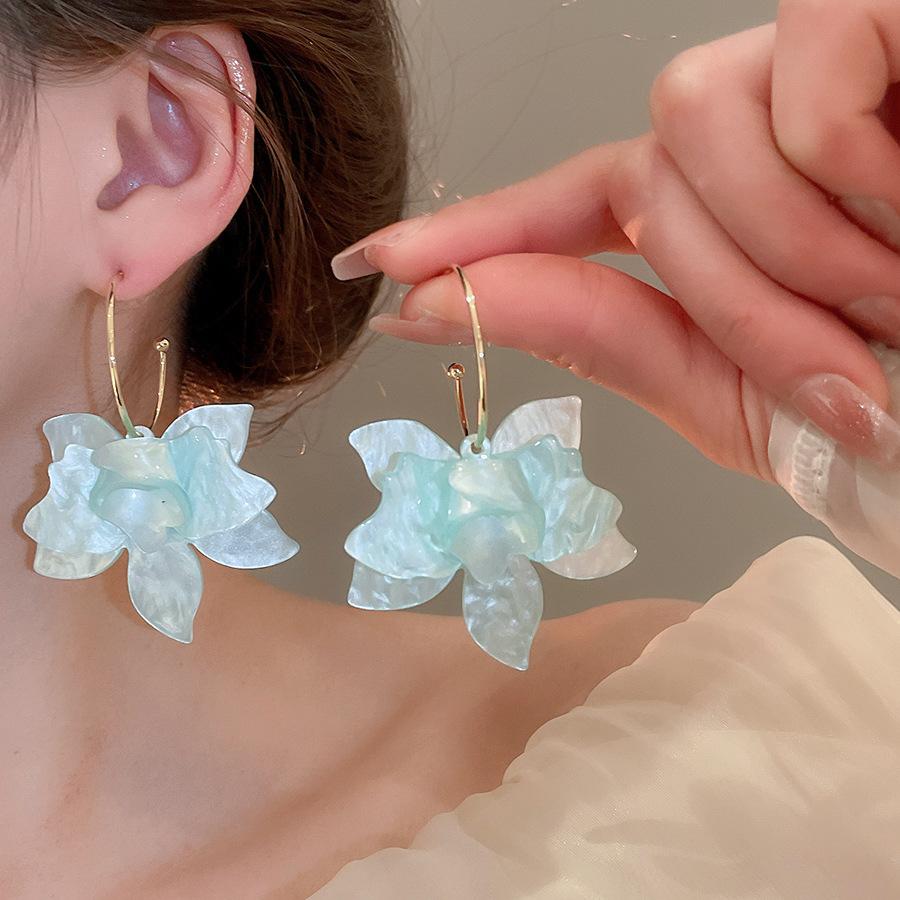 White Resin Flower Hoop New Earrings For Women Fashion Temperament Ear Hook Artistic Temperament Light Luxury Fairycore Jewelry
White Resin Flower Hoop New Earrings For Women Fashion Temperament Ear Hook Artistic Temperament Light Luxury Fairycore Jewelry