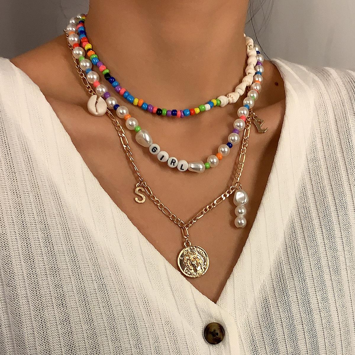 Wearing a holiday-style shell special-shaped imitation pearl multi-layer necklace, with a cold temperament and an oil heart-shaped necklace.
Wearing a holiday-style shell special-shaped imitation pearl multi-layer necklace, with a cold temperament and an oil heart-shaped necklace.