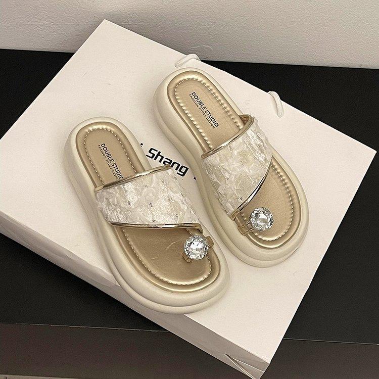 Красивый комплект тапочек для женщин, летняя верхняя одежда, мода 2025, новые универсальные туфли с толстым дном, стразы с юбками, пляжные классные тапочки 40
Красивый комплект тапочек для женщин, летняя верхняя одежда, мода 2025, новые универсальные туфли с толстым дном, стразы с юбками, пляжные классные тапочки 40