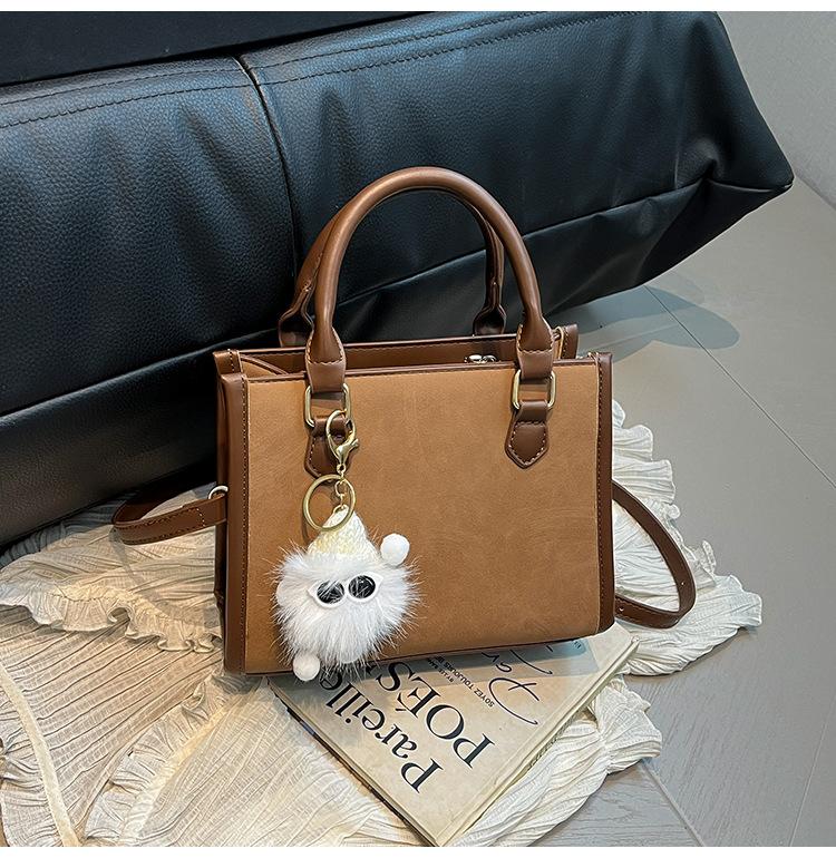 Retro simple shoulder women s bag fashion niche messenger bag women s 2025 autumn new Korean trend handbag bag коричневый
Retro simple shoulder women s bag fashion niche messenger bag women s 2025 autumn new Korean trend handbag bag коричневый