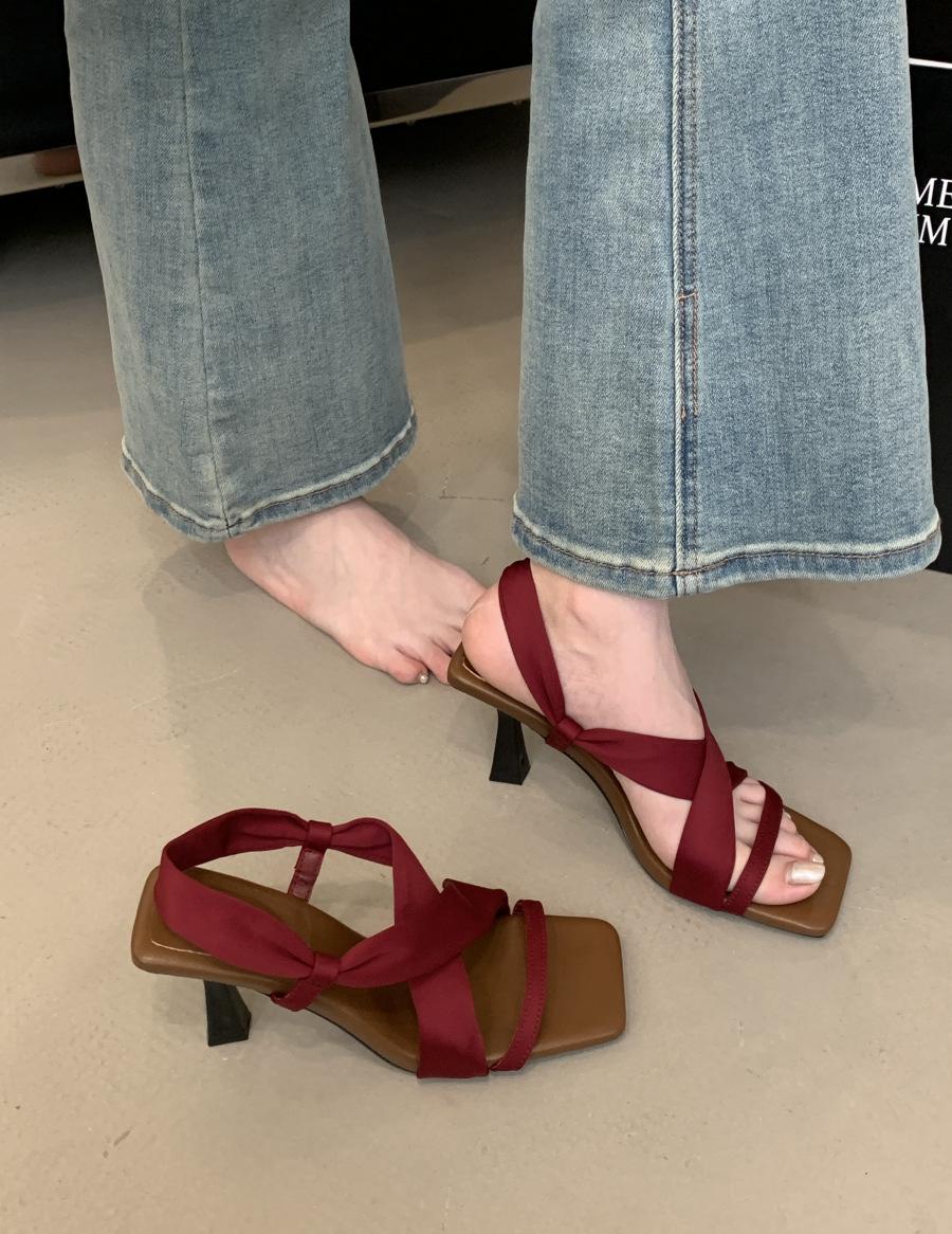 2025 новые летние ретро босоножки на высоком каблуке с ремешком через палец женские шпильки с открытым носком французские с юбкой крутые шлепанцы 39 красный
2025 новые летние ретро босоножки на высоком каблуке с ремешком через палец женские шпильки с открытым носком французские с юбкой крутые шлепанцы 39 красный