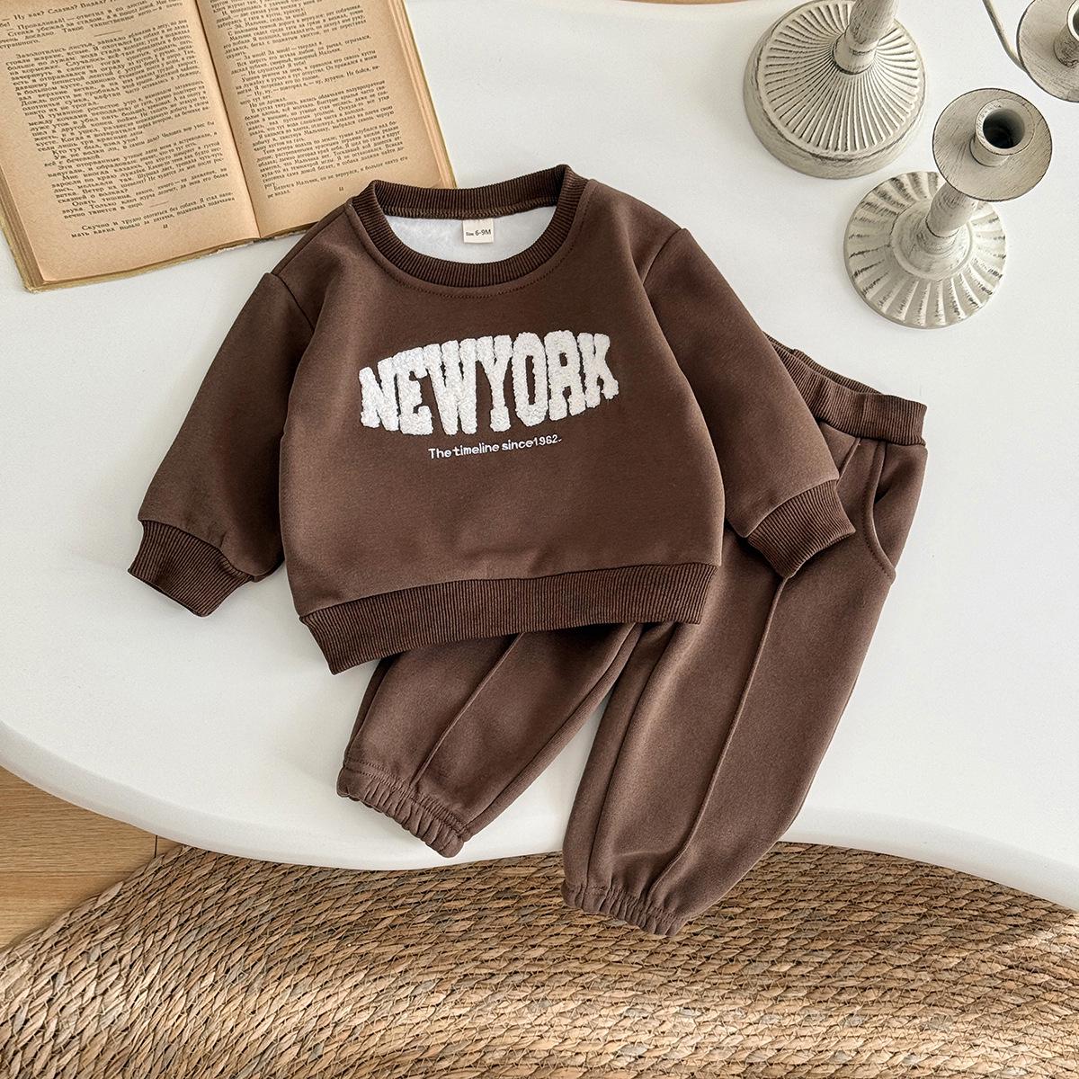 Boys Cozy Velvet Hoodie & Pants Set: Round Neck, Letter & Towel Embroidery 6-9M/66 темно-коричневого кольору
Boys Cozy Velvet Hoodie & Pants Set: Round Neck, Letter & Towel Embroidery 6-9M/66 темно-коричневого кольору