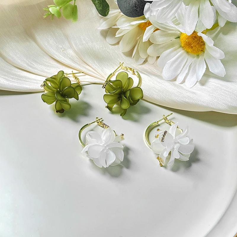Korean Super Fairy Petal Ear Cuffs & Mori-Style Floral Rhinestone Earrings 
Korean Super Fairy Petal Ear Cuffs & Mori-Style Floral Rhinestone Earrings