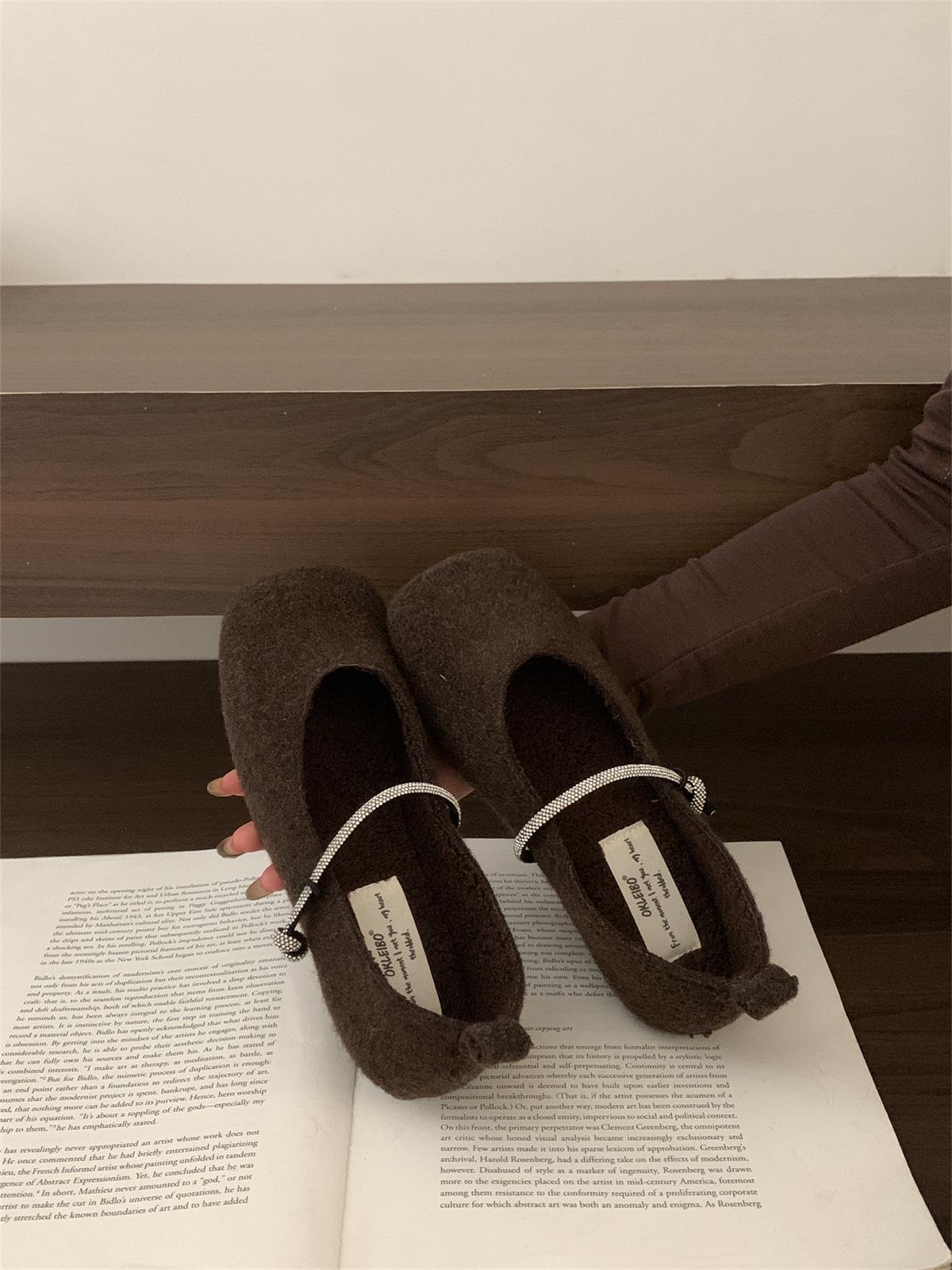 Gentle French rhinestone velvet Mary Jane shoes women s 2025 autumn and winter new shallow mouth fairy wind fluff shoes 39 коричневый
Gentle French rhinestone velvet Mary Jane shoes women s 2025 autumn and winter new shallow mouth fairy wind fluff shoes 39 коричневый