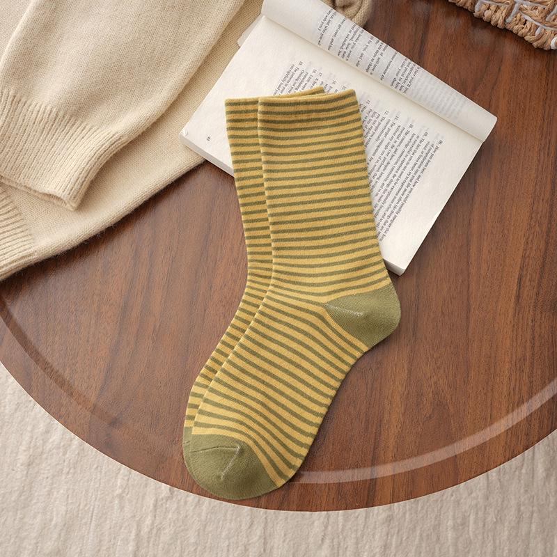 Женские носки из гребенного хлопка в полоску до середины икры - Модный цветовой блок и стиль колледжа Gift Box Package
Женские носки из гребенного хлопка в полоску до середины икры - Модный цветовой блок и стиль колледжа Gift Box Package