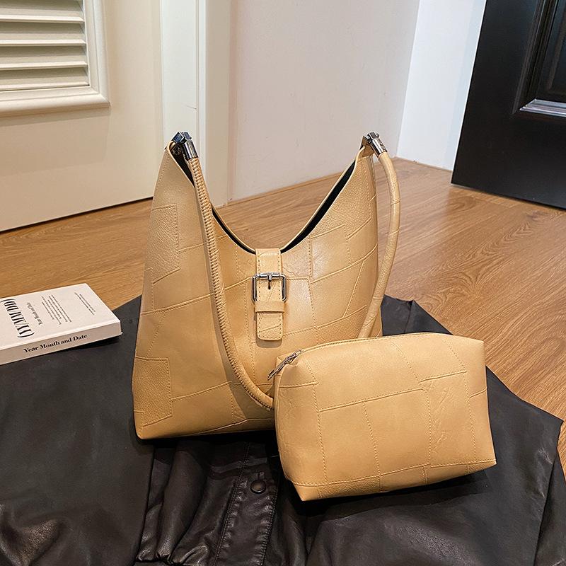Large-capacity bag women s 2024 new autumn texture messenger bag Korean version fashionable and simple underarm shoulder tote bag
Large-capacity bag women s 2024 new autumn texture messenger bag Korean version fashionable and simple underarm shoulder tote bag