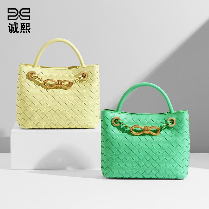 Versatile woven portable women s bag chain box bag high-end shoulder tote bag trendy messenger bag
Versatile woven portable women s bag chain box bag high-end shoulder tote bag trendy messenger bag