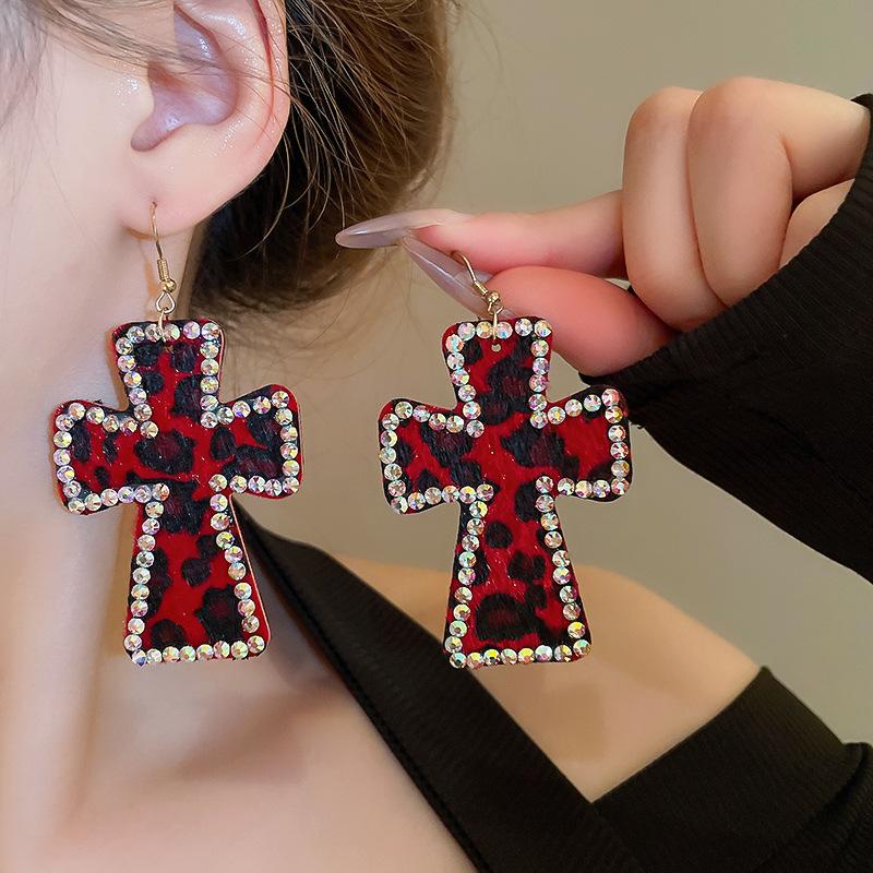 Y2K Shiny Crystal Pink Leopard Print Cross Hoop Earrings Sexy Charm Earring Accessorie Vintage Goth Jewelry Accessories Punk
Y2K Shiny Crystal Pink Leopard Print Cross Hoop Earrings Sexy Charm Earring Accessorie Vintage Goth Jewelry Accessories Punk