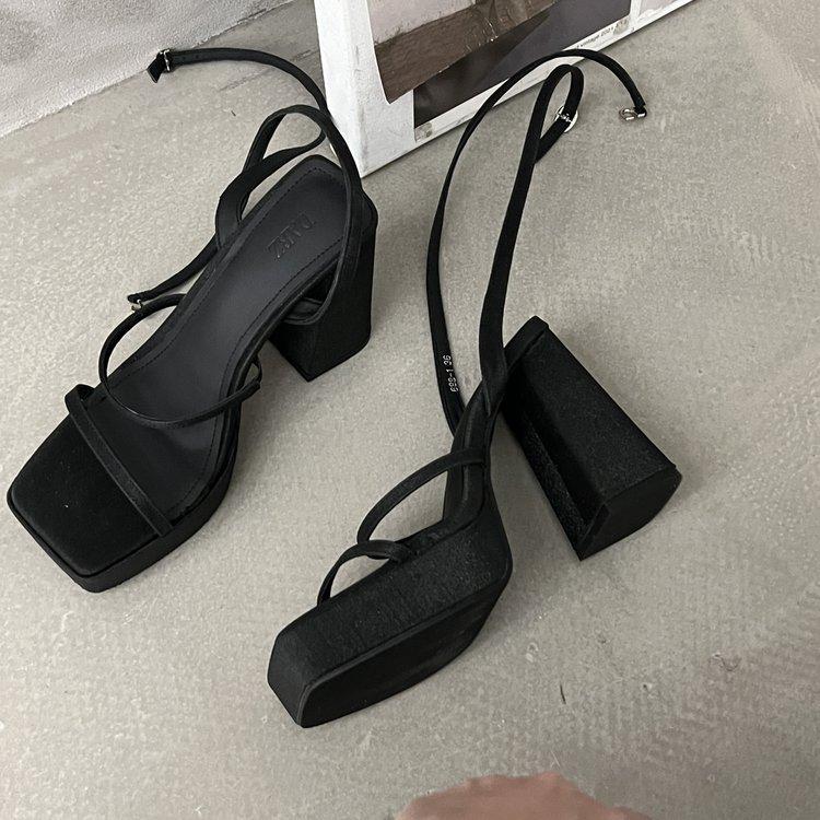 Літні босоніжки з відкритим носком на високих підборах Жіночі водонепроникні жіночі туфлі на платформі Чоловіче взуття на хрестовому ремені Романські босоніжки з квадратною головою і товстим низом 34 чорний
Літні босоніжки з відкритим носком на високих підборах Жіночі водонепроникні жіночі туфлі на платформі Чоловіче взуття на хрестовому ремені Романські босоніжки з квадратною головою і товстим низом 34 чорний