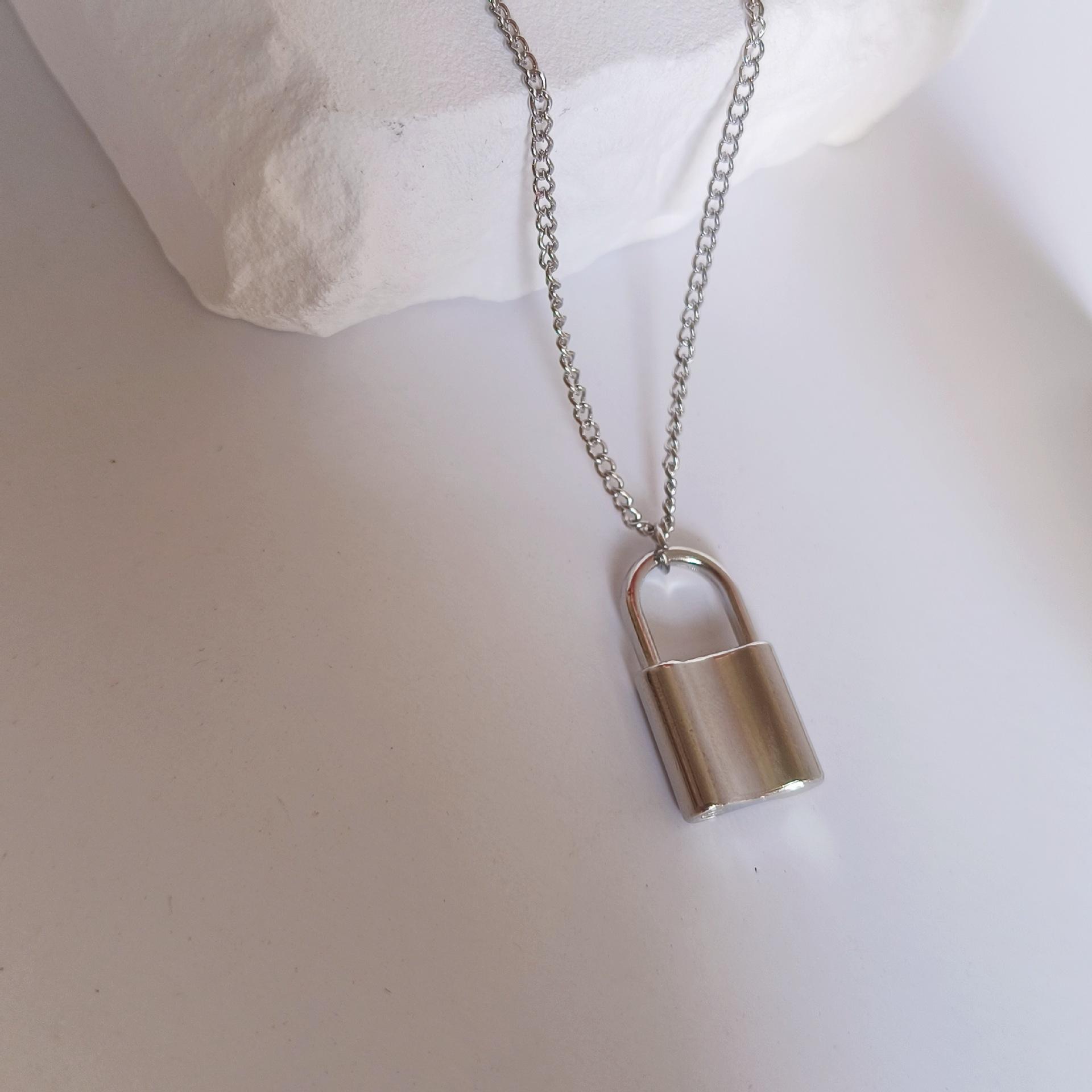 Hip Hop Personality Flow Cold Wind Double Layer Stacked Lockhead Necklace Female Neutral Collarbone Chain Sweater Chain
Hip Hop Personality Flow Cold Wind Double Layer Stacked Lockhead Necklace Female Neutral Collarbone Chain Sweater Chain