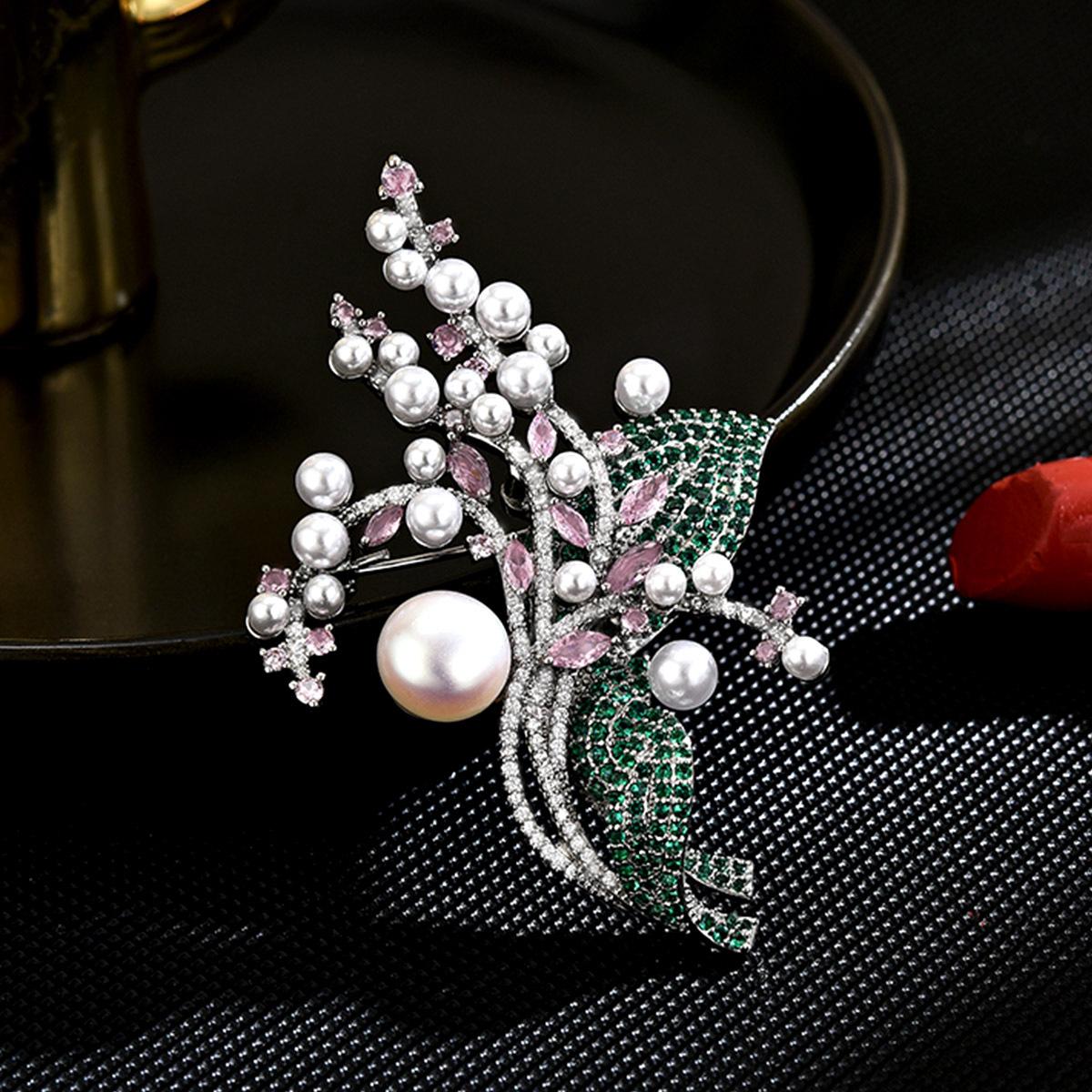 Women s Light Luxury Design Elegant Inlaid Zircon Imitation Pearl Flower Brooch Fashionable And Versatile Niche Design Brooch
Women s Light Luxury Design Elegant Inlaid Zircon Imitation Pearl Flower Brooch Fashionable And Versatile Niche Design Brooch