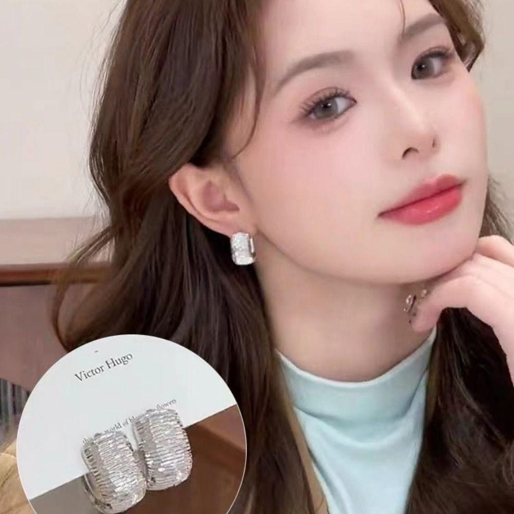 Advanced Sense Metal Texture Ear Buckle Irregular Stud Earrings New U-shaped Earrings Women срібний
Advanced Sense Metal Texture Ear Buckle Irregular Stud Earrings New U-shaped Earrings Women срібний