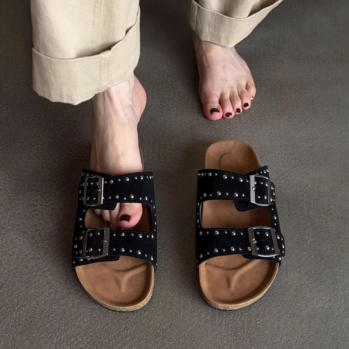 Retro thick-soled slippers women s outer wear summer new fashion rivets one-word belt buckle cool slippers 35 чёрный
Retro thick-soled slippers women s outer wear summer new fashion rivets one-word belt buckle cool slippers 35 чёрный