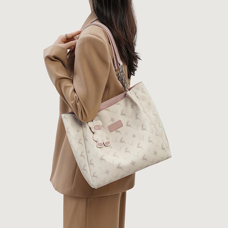Tote bag, new women s bag, spring and summer high-end shoulder underarm bag, large-capacity commuter bag. грязно-белый
Tote bag, new women s bag, spring and summer high-end shoulder underarm bag, large-capacity commuter bag. грязно-белый