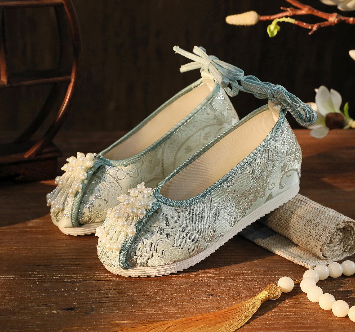 Snow-Blue Embroidered Hanfu Shoes: Hidden Heel Round-Toe Silk Brocade Ethnic Style. 35
Snow-Blue Embroidered Hanfu Shoes: Hidden Heel Round-Toe Silk Brocade Ethnic Style. 35