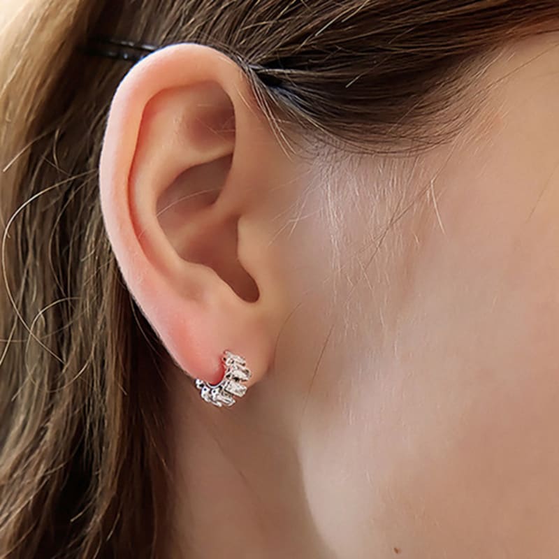 Dana Burton Victorian Round Huggie Earrings black
Dana Burton Victorian Round Huggie Earrings black