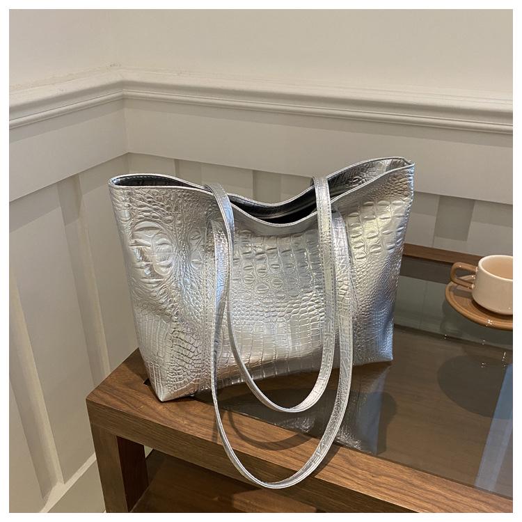 2024 Новая женская сумка-тоут большой вместимости с текстурой крокодиловой кожи, в корейском стиле, модная, на плечо серебряный
2024 Новая женская сумка-тоут большой вместимости с текстурой крокодиловой кожи, в корейском стиле, модная, на плечо серебряный