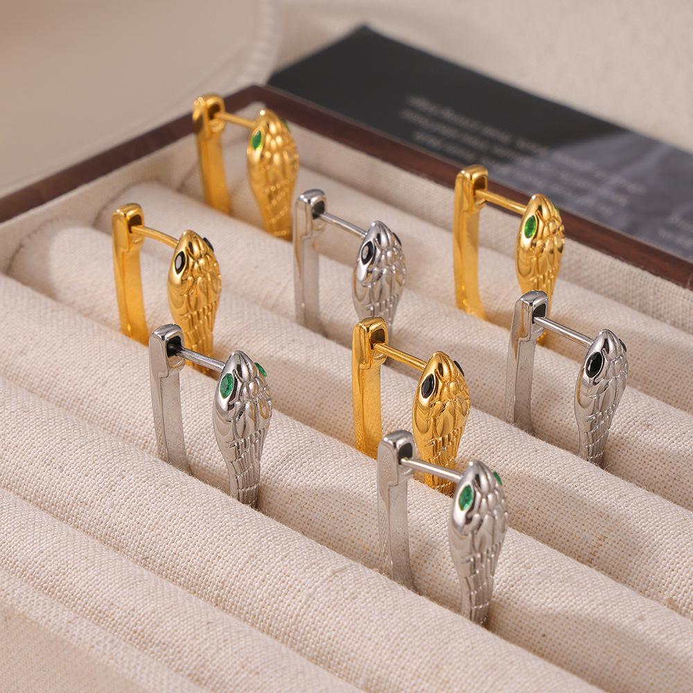 European-American Niche Snake-Shaped Titanium Steel Earrings: Gold-Plated, Diamond-Studded, Trendy Celebrity Style.
European-American Niche Snake-Shaped Titanium Steel Earrings: Gold-Plated, Diamond-Studded, Trendy Celebrity Style.