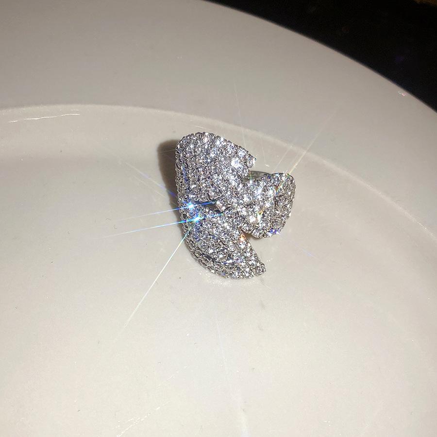 Diamond-set flower ear hanging personalized fashion exquisite cold wind earrings women s light luxury high-end earrings design sense niche
Diamond-set flower ear hanging personalized fashion exquisite cold wind earrings women s light luxury high-end earrings design sense niche