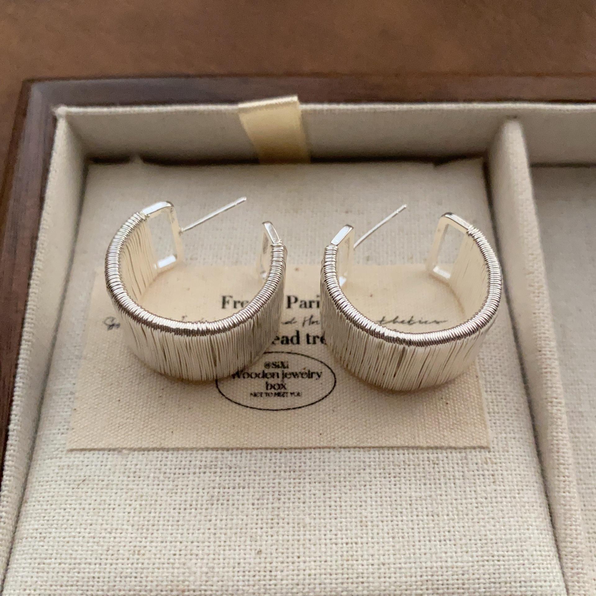 French minimalist metal C-shaped earrings earrings light luxury retro fashion high sense personality daily commuter earrings women
French minimalist metal C-shaped earrings earrings light luxury retro fashion high sense personality daily commuter earrings women
