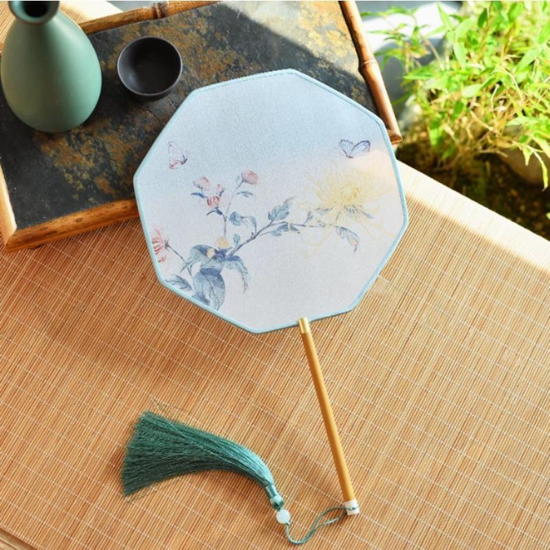 1pc Chinese Style Silk Printed Fan, Clothing Matching Props, Stage Specific Fan, Bamboo Fan Handle, Home decoration crafts
1pc Chinese Style Silk Printed Fan, Clothing Matching Props, Stage Specific Fan, Bamboo Fan Handle, Home decoration crafts