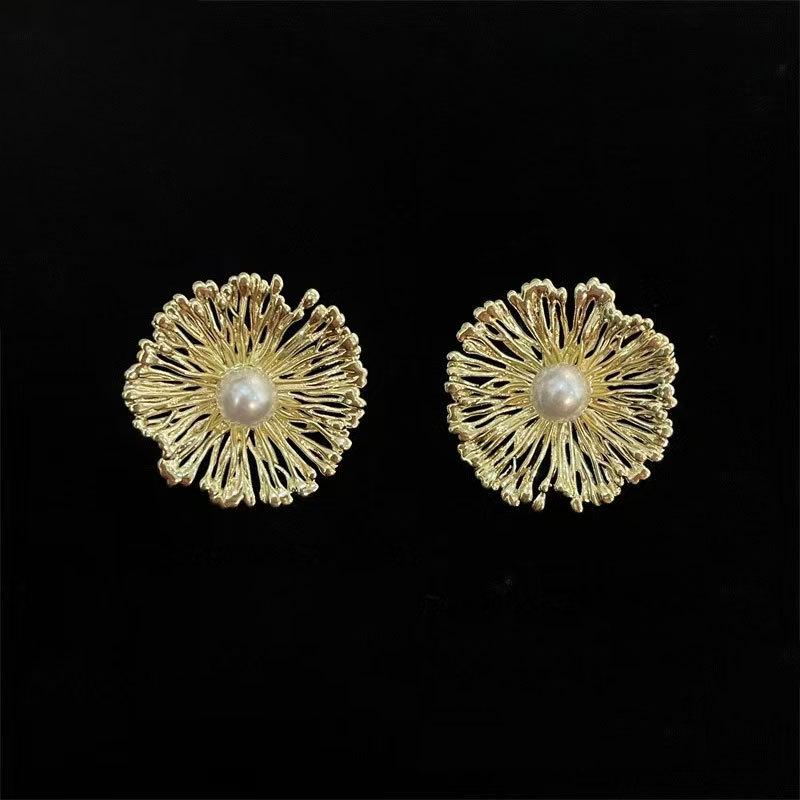 Light Luxury High-End Dandelion Pearl Stud Earrings Women S Elegant Retro Earrings Fashion Versatile Earrings
Light Luxury High-End Dandelion Pearl Stud Earrings Women S Elegant Retro Earrings Fashion Versatile Earrings