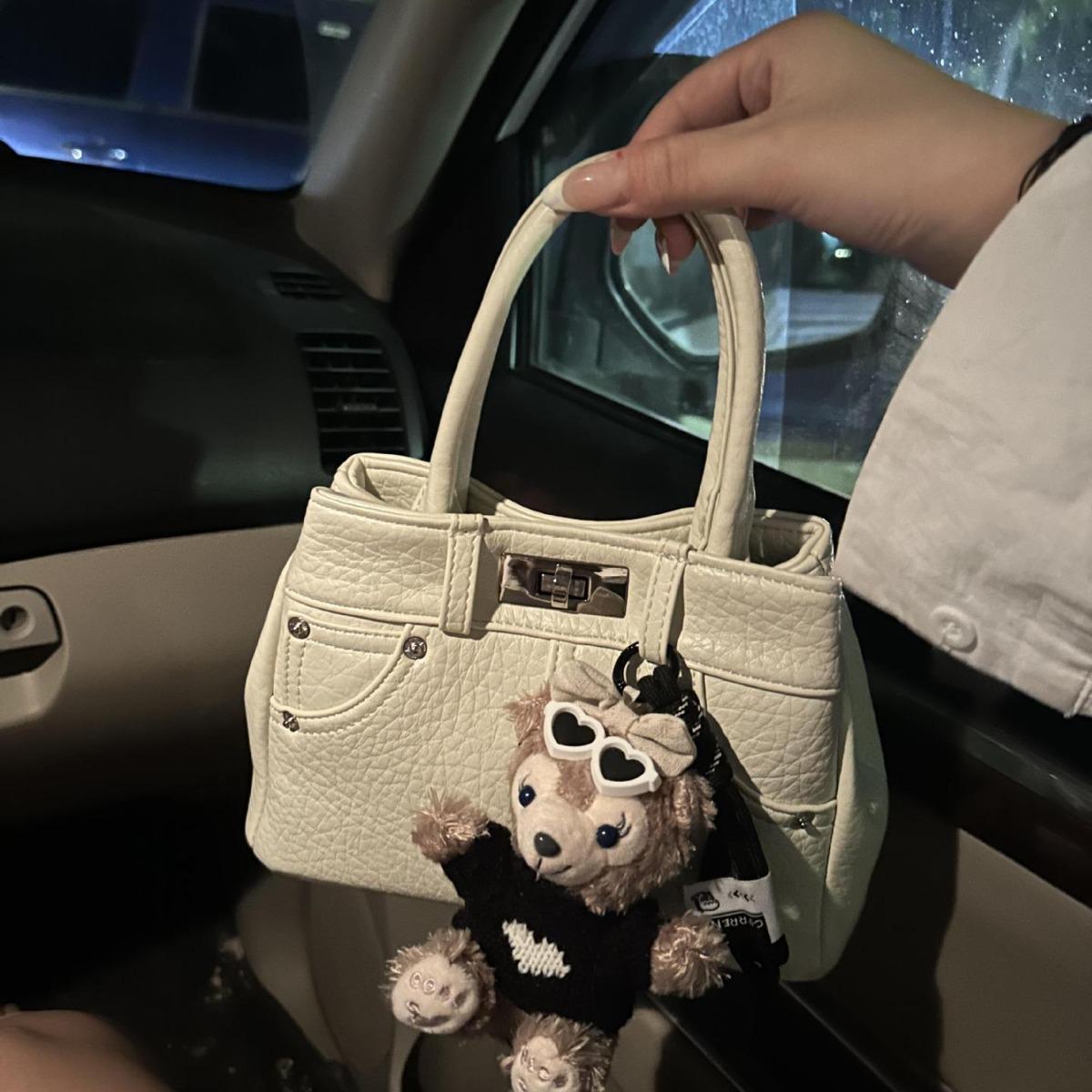 High-End Kelly Bag for Women 2025 A/W: Trendy Korean Shoulder Bag with Niche Design for Casual Fashion
High-End Kelly Bag for Women 2025 A/W: Trendy Korean Shoulder Bag with Niche Design for Casual Fashion