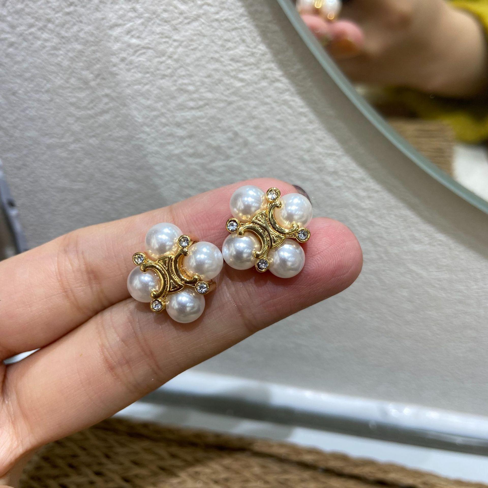 Cel Arc De Triomphe Pearl Diamond Small Flower Earrings Fashion Temperament Versatile Exquisite Earrings
Cel Arc De Triomphe Pearl Diamond Small Flower Earrings Fashion Temperament Versatile Exquisite Earrings