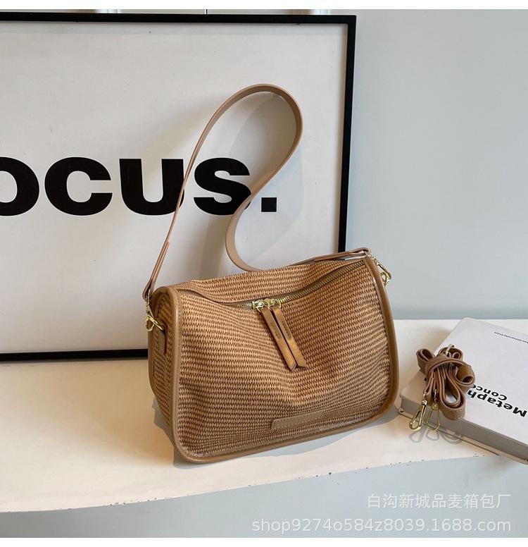 Trendy fashion woven tofu bag women s 2025 summer new ins simple casual bucket bag commuter shoulder bag хакі
Trendy fashion woven tofu bag women s 2025 summer new ins simple casual bucket bag commuter shoulder bag хакі