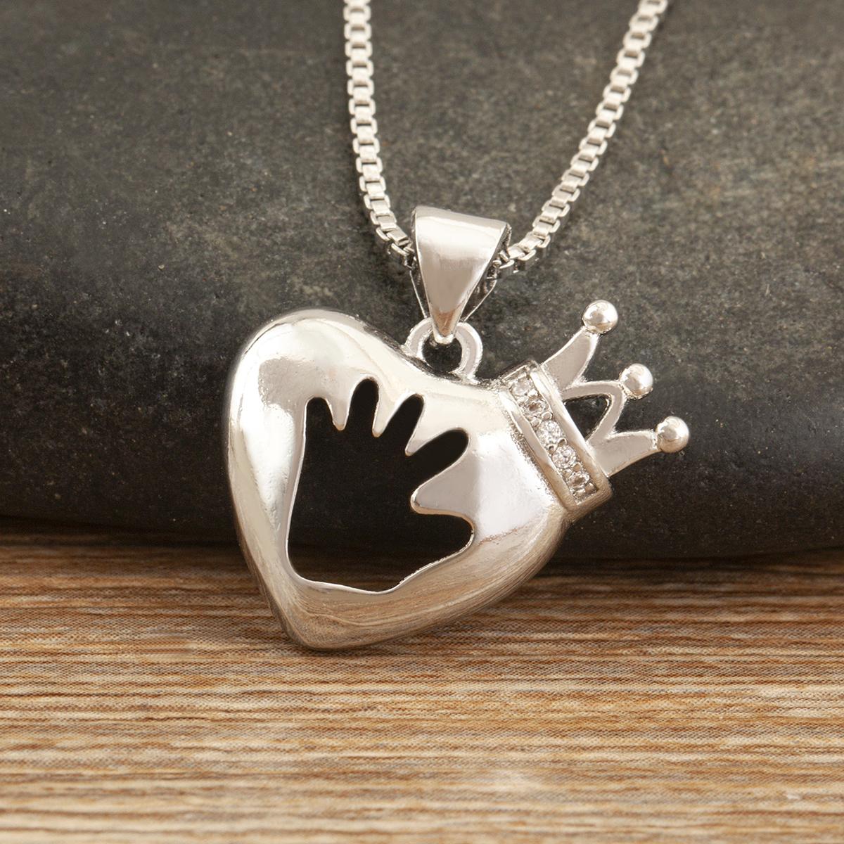 Nidin High Quality Copper Crown Heart Handprint Necklace Family Matching Pendant Jewelry For Women Men Valentine s Day Gifts
Nidin High Quality Copper Crown Heart Handprint Necklace Family Matching Pendant Jewelry For Women Men Valentine s Day Gifts
