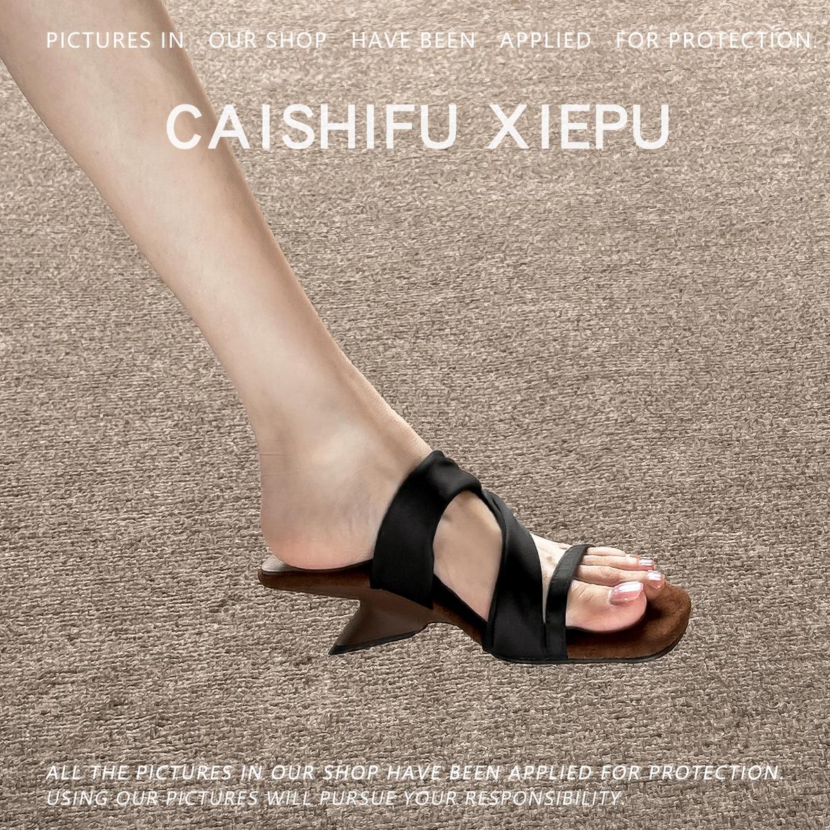 Niche design French high-end sense! Square head word with wedge heel sandals women s summer Korean version with open-toed sandals 40 чорний
Niche design French high-end sense! Square head word with wedge heel sandals women s summer Korean version with open-toed sandals 40 чорний