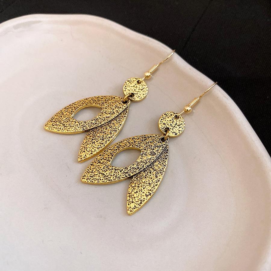 European and American leaf pendant ear hook simple fashion exquisite earrings light luxury high sense earrings design sense niche
European and American leaf pendant ear hook simple fashion exquisite earrings light luxury high sense earrings design sense niche