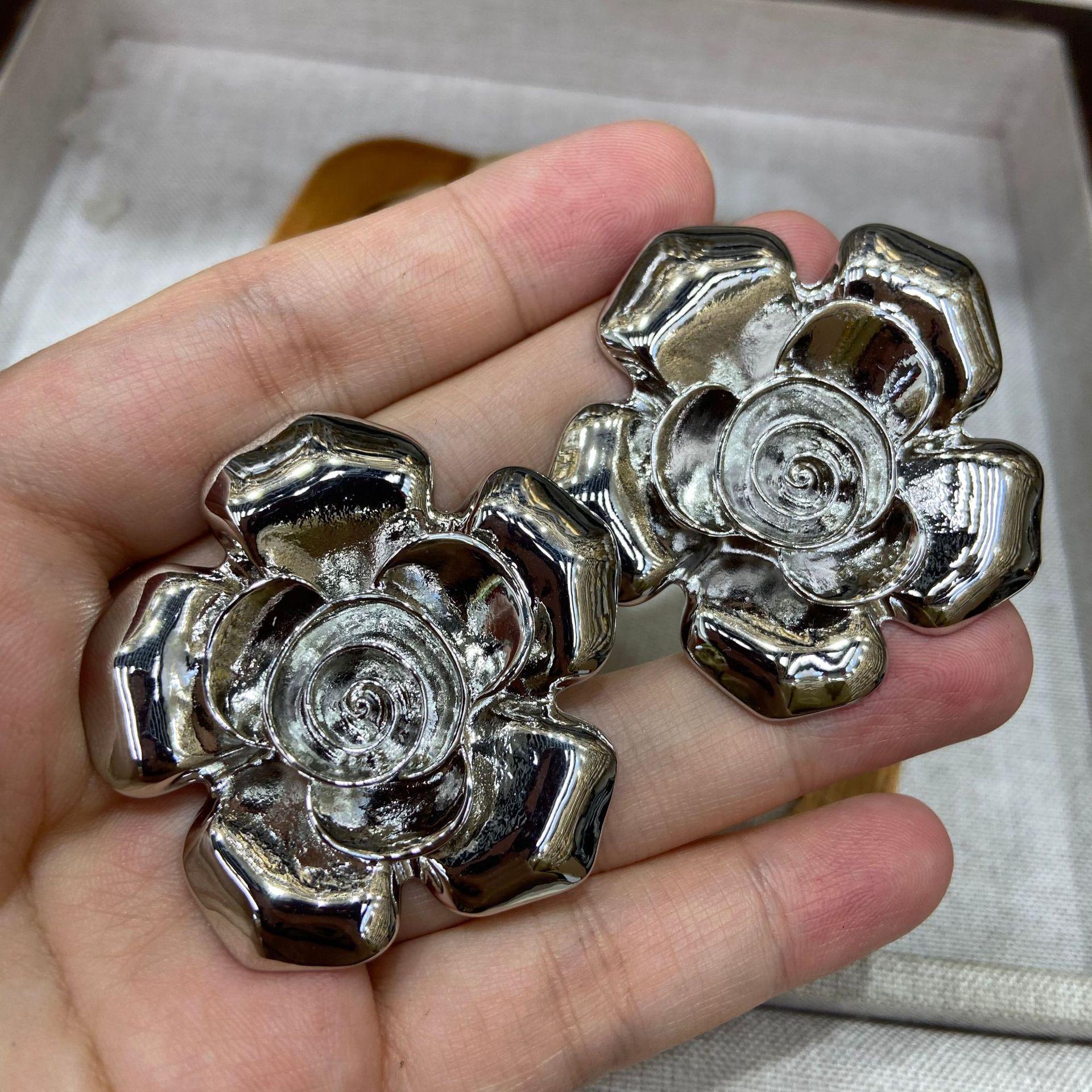 Personality Creative Flower Earrings Personality Camellia Personality Simple High-End Gold And Silver Stud Earrings Women
Personality Creative Flower Earrings Personality Camellia Personality Simple High-End Gold And Silver Stud Earrings Women