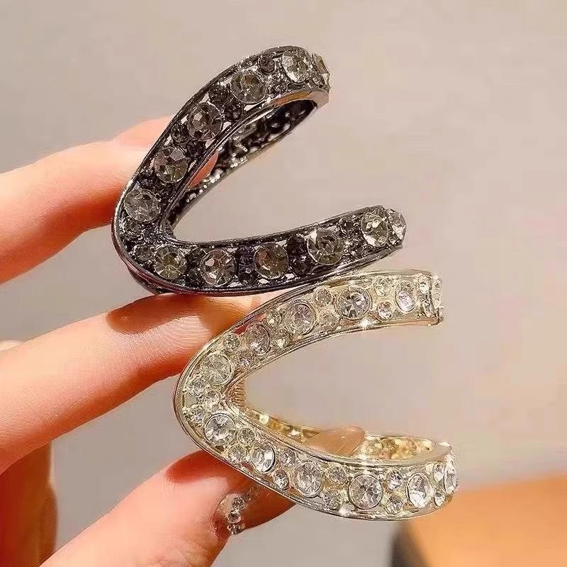 Зажим-краб V-образной формы премиум-класса для высокого конского хвоста для фиксации пучка и новых причесок
Зажим-краб V-образной формы премиум-класса для высокого конского хвоста для фиксации пучка и новых причесок