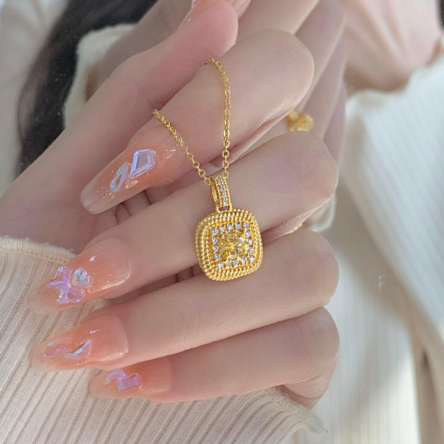 Ожерелье из 18-каратного золота с подвеской в виде блестящего кубика сахара и желтой кристальной цепочкой на ключицу для привлечения богатства в стиле Сяохуншу.
Ожерелье из 18-каратного золота с подвеской в виде блестящего кубика сахара и желтой кристальной цепочкой на ключицу для привлечения богатства в стиле Сяохуншу.