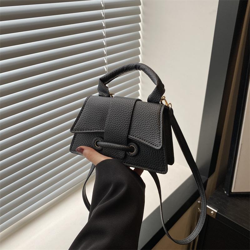 Модная женская сумка, новая, простая и красивая, модная, французская текстура, одно плечо, маленькая квадратная сумка через плечо
Модная женская сумка, новая, простая и красивая, модная, французская текстура, одно плечо, маленькая квадратная сумка через плечо