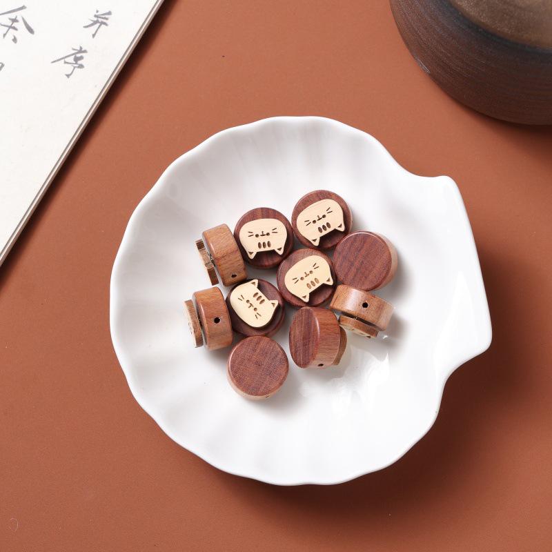 Sandalwood Carved Lucky Cat Rotating Bead Spatula DIY Cultural Ornament Bracelet
Sandalwood Carved Lucky Cat Rotating Bead Spatula DIY Cultural Ornament Bracelet