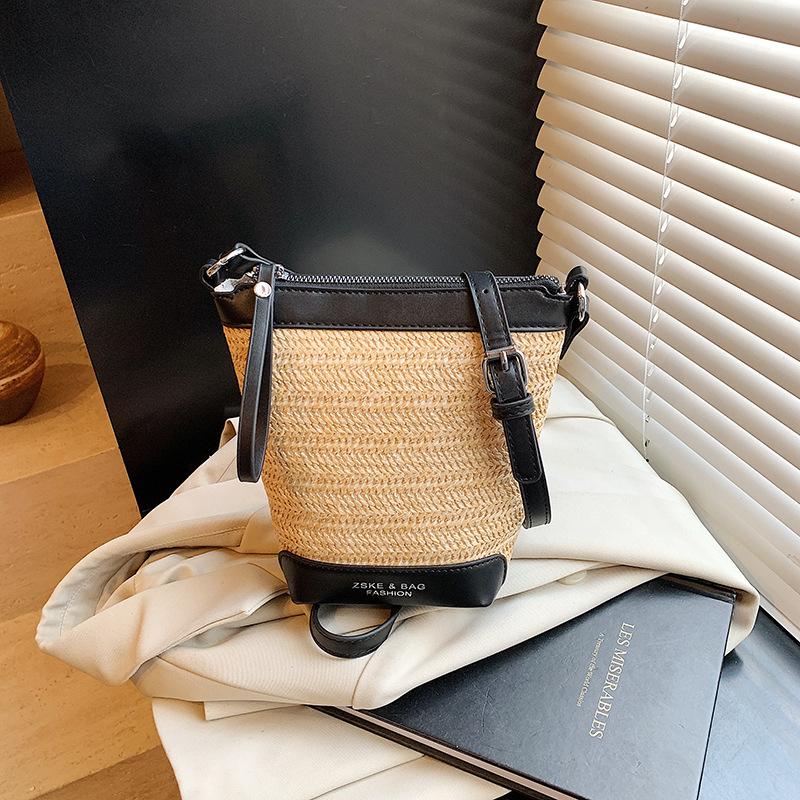 Bag summer new color fabric shoulder bag fashion trend line Korean niche straw bag vacation style women s bag 19*10*19
Bag summer new color fabric shoulder bag fashion trend line Korean niche straw bag vacation style women s bag 19*10*19